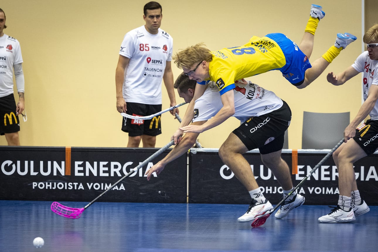 OLS:n Iiro Savela lähti Happeen Perttu Koljosen avittamana ilmojen teille. Tilanne toi mieleen jääkiekkopelien ikiklassikon eli lonkkataklauksen.