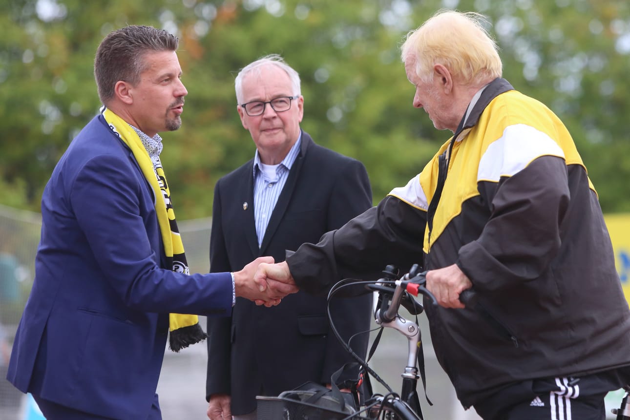 Pattijoen Urheilijoiden pitkän linjan pesismiehet Jussi Pahkala ja Osmo Heikki Tuomikoski palkittiin pesäpalloliiton ansiomerkein PattU-KeKi-ottelun alussa sunnuntaina.