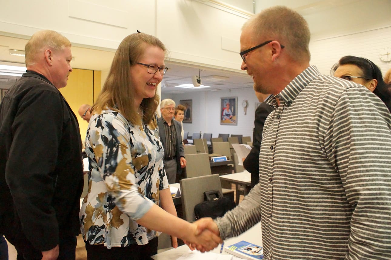 Vesa Riekki onnittelee seuraajaansa valtuuston ensimmäisessä kokouksessa.