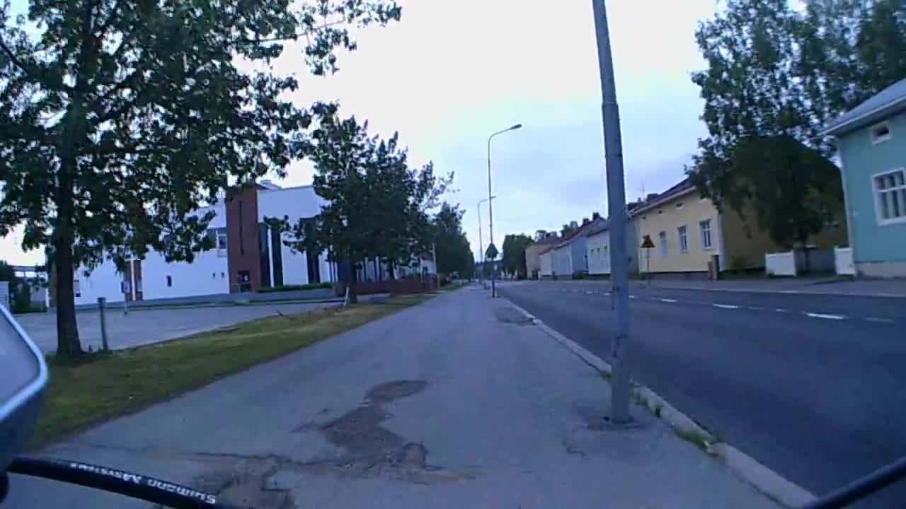 Kevyenliikenteenväylä huonossa kunnossa Oulunssa