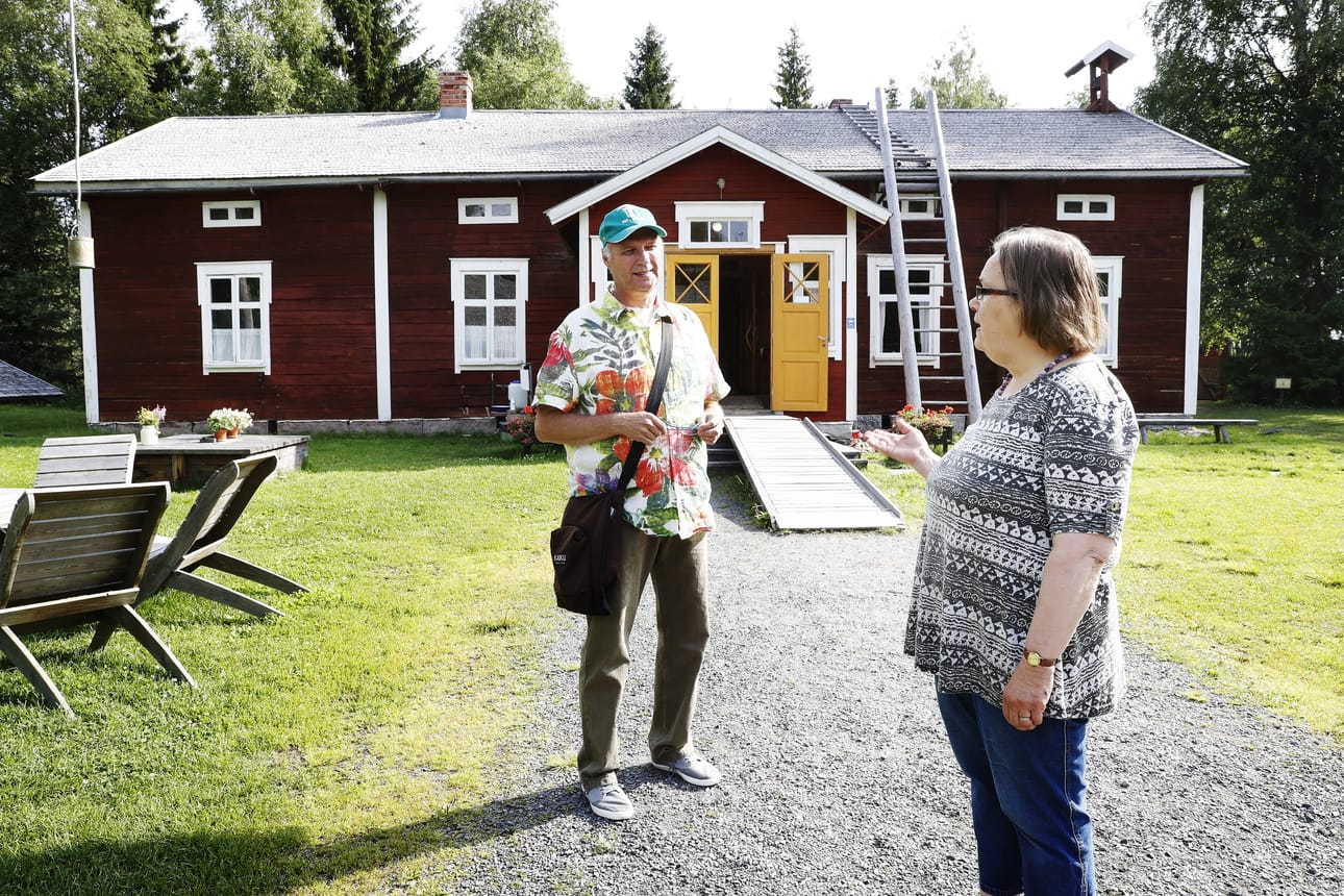 Turkansaaren ulkomuseo. Oulun kaupungin kulttuuriperintötyönjohtaja Pasi Kovalainen ja ulkomuseoamanuenssi Kaija Niemitalo.