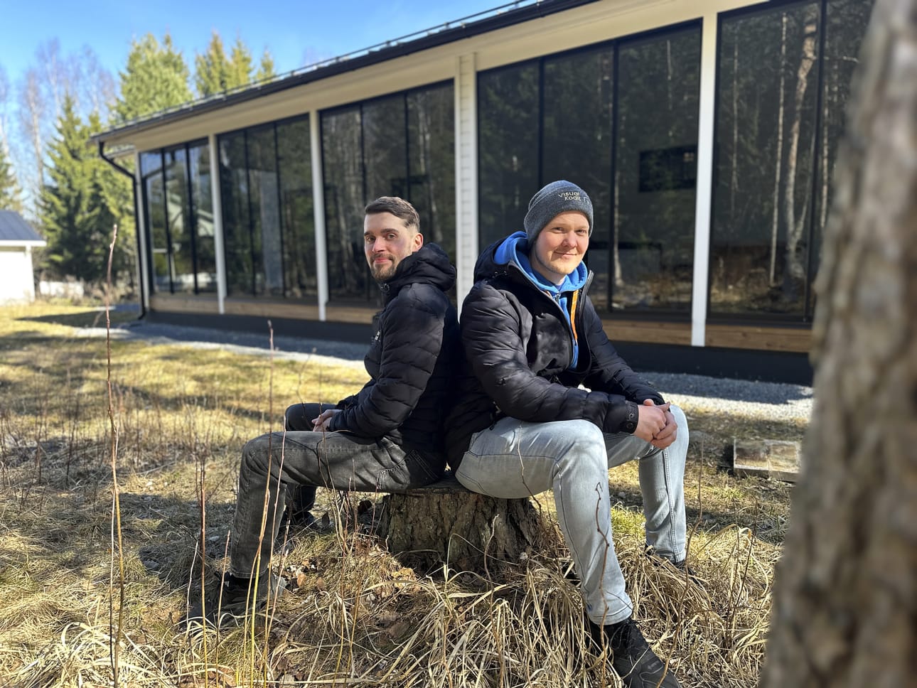 Eemeli Nukarisen (vas.) ja Jarkko Haukilehdon paritalon isoilta terassilta avautuu metsänäkymä.