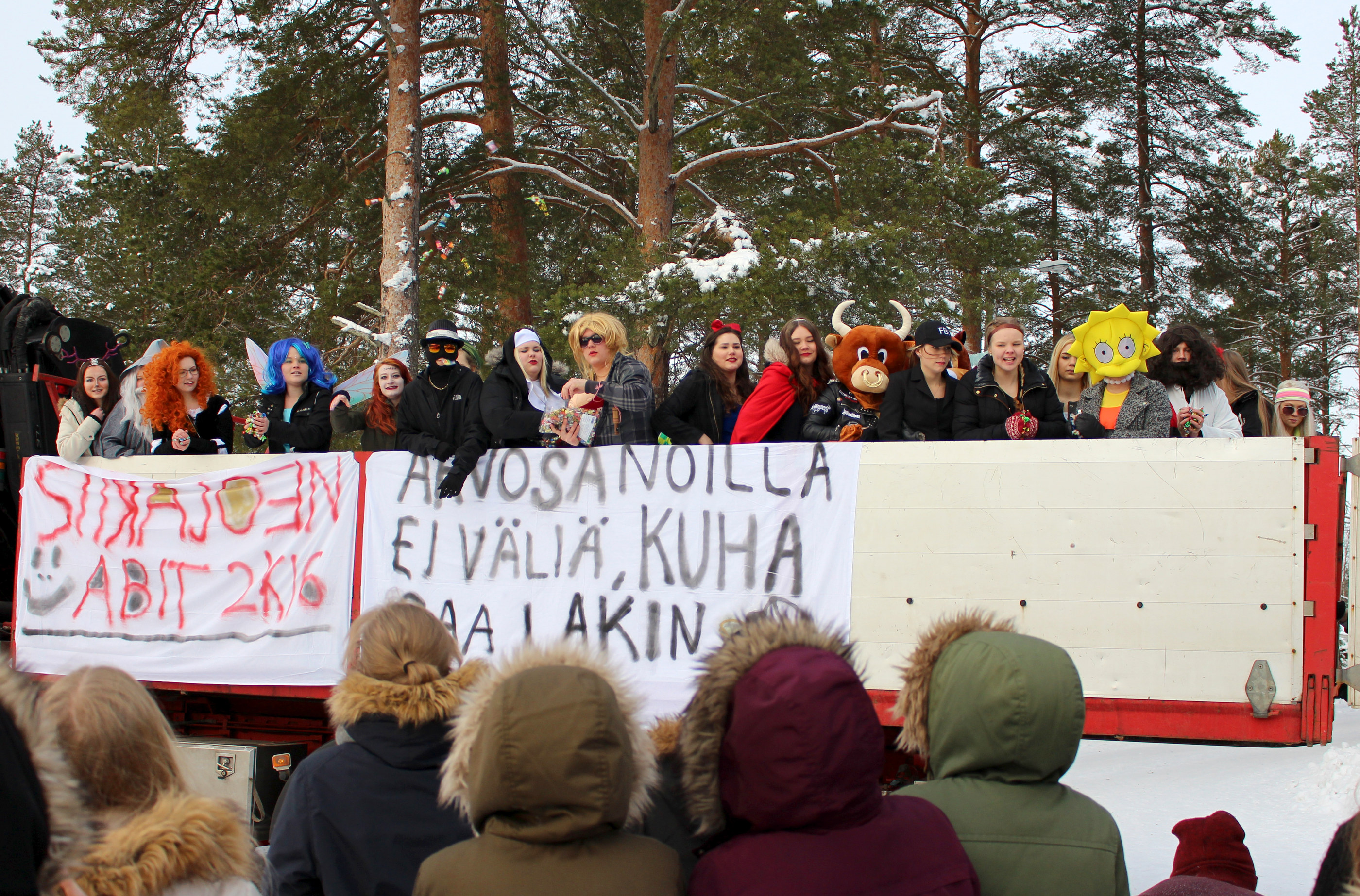 Siikajoen lukion abien joukossa nähtiin monen sortin menijää: oli natsia, Gandalfia, smurffia, FBI-agenttia, lehmää, pirua, nunnaa ja Jeesusta.