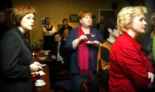 Jänittävää. Kuvassa vasemmalta Paula Lehtomäki, keskellä Aila Alasalmi ja oikealla Anne Huotari.