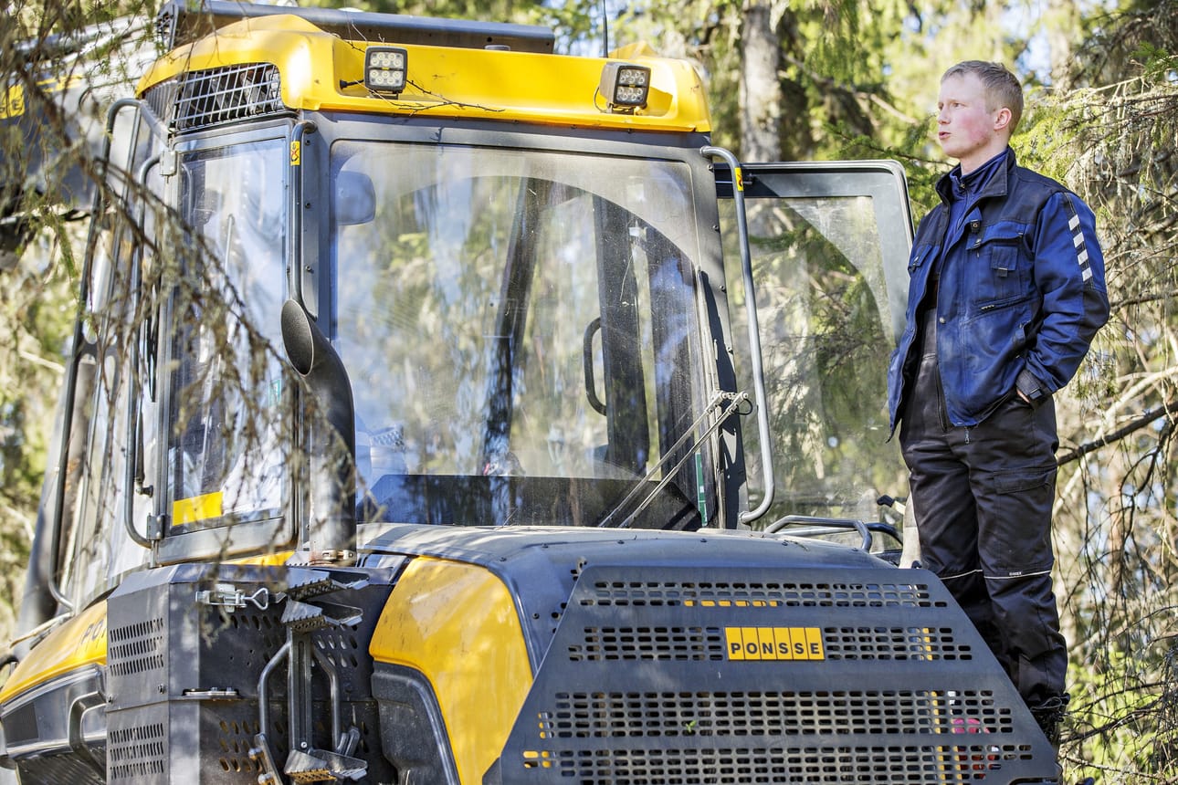 Metsäkoneenkuljettaja Aappo Holmströmille on riittänyt töitä urakoitsijan koneen kuljettajana ympärivuotisesti.