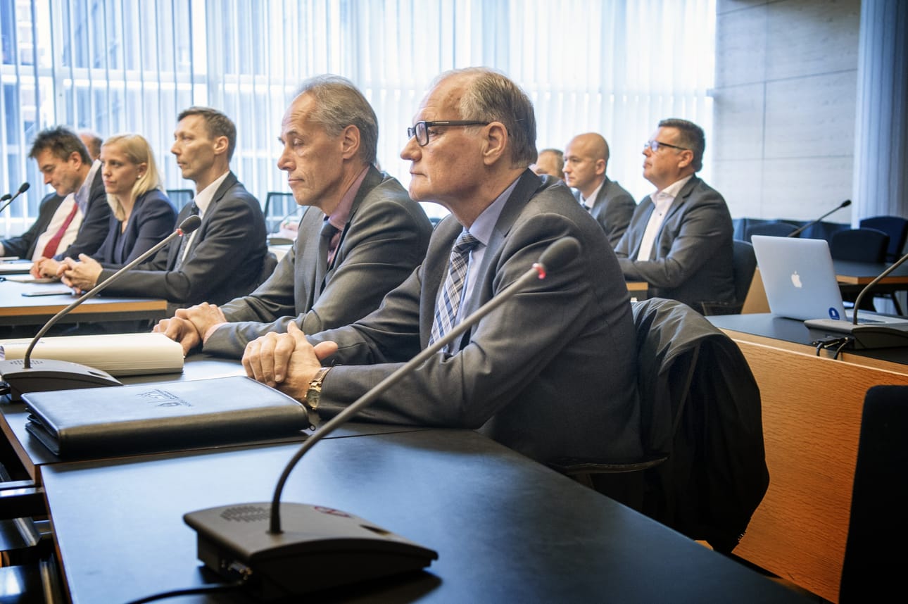 Eläkkeelle jäänyt poliisiylijohtaja Mikko Paatero (etualalla) on yksi syytteessä olevista korkeista poliisijohtajista.