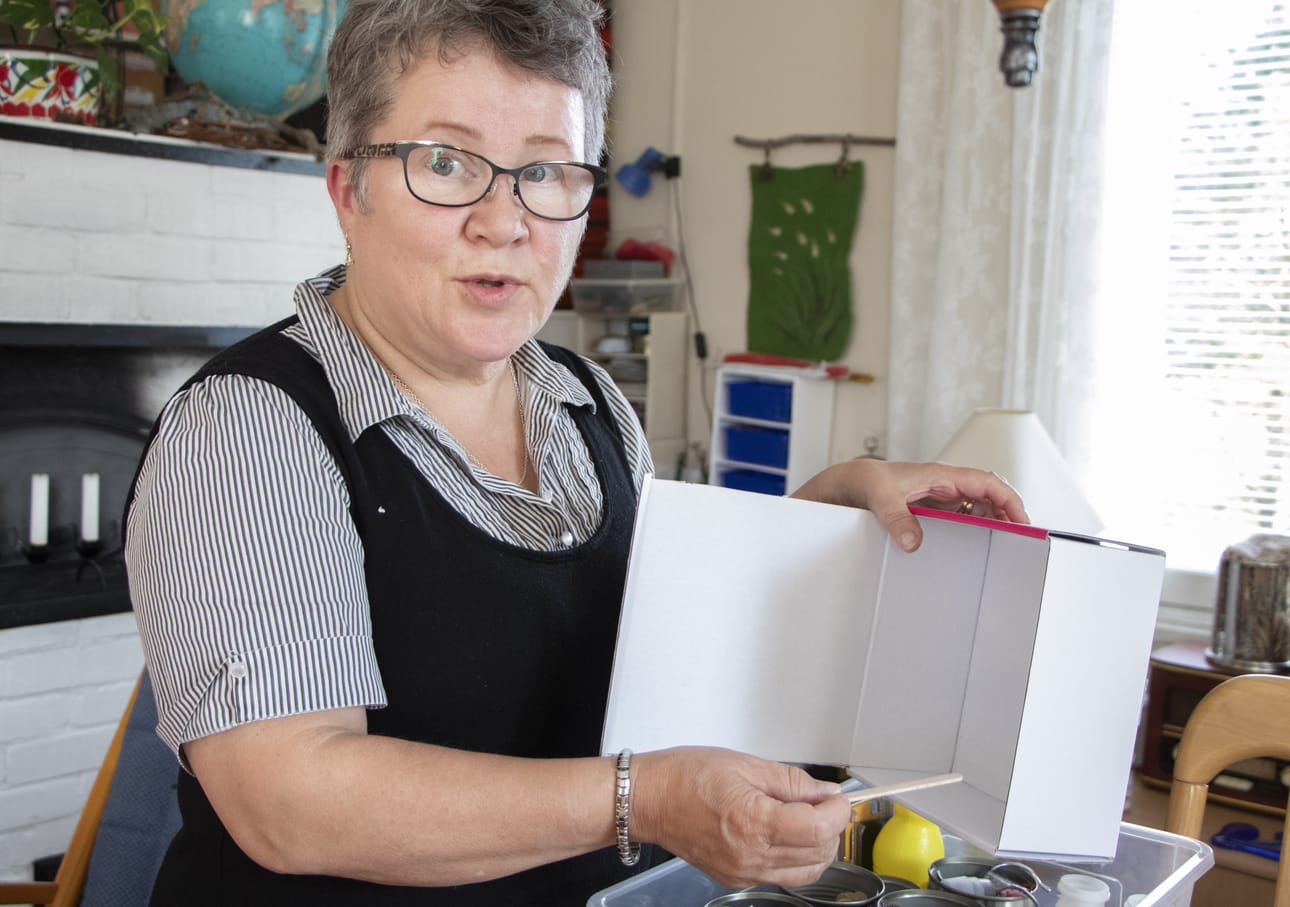Tarja Kemi kertoo, kuinka pestyistä jäätelotikuista saa saunaan seinäpaneelit.