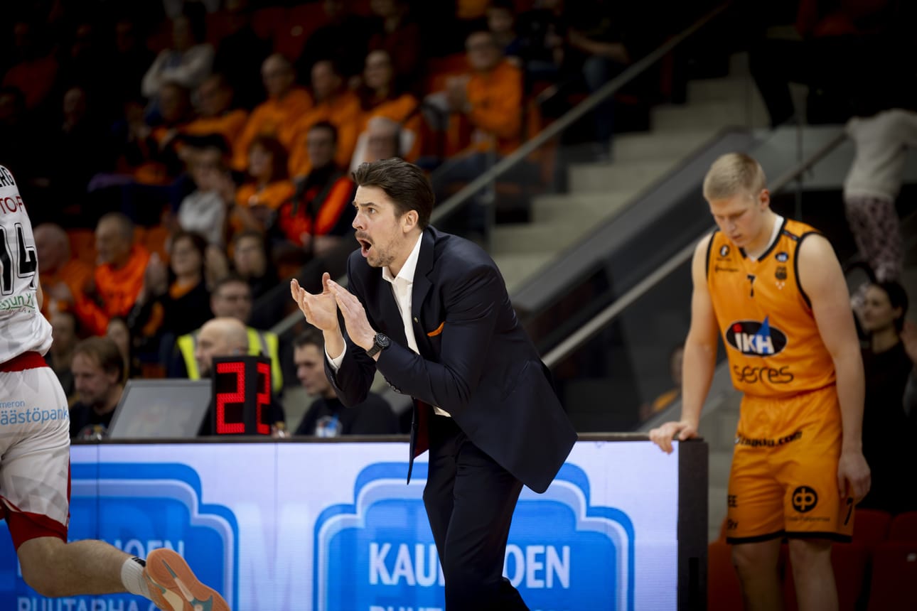 Karhu Basketin päävalmentaja Janne Koskimies valmennustiimeineen on tällä kaudella totisesti joutunut miettimään peluuttamisen kiemuroita. Arkistokuva.