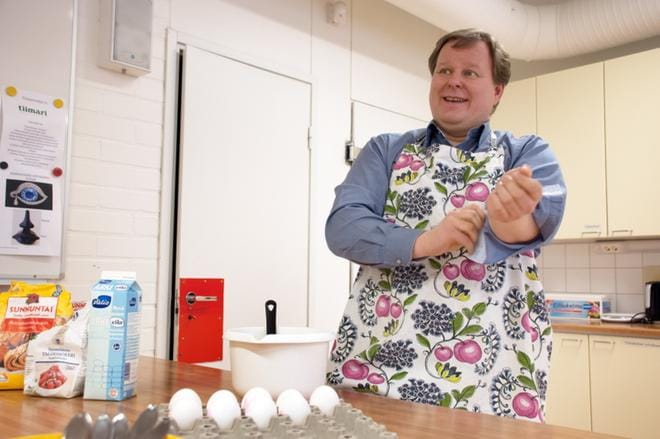 Markku Juhola harrastaa vapaa-ajallaan ruoanlaittoa. Pullataikinan tekokaan ei ole hänelle vierasta puuhaa. KUVA: KAROLIINA SYRJÄ
