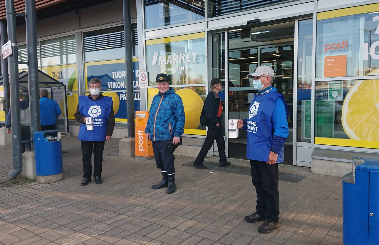 Viime perjantaina Sotiemme Veteraanit -lipaskeräyksen järjesti alueellaan Pudasjärven sotaveteraanit ry. Kuvassa kerääjät Esko Törmänen ja Paavo Ervasti ajanmukaisissa asusteissaan.