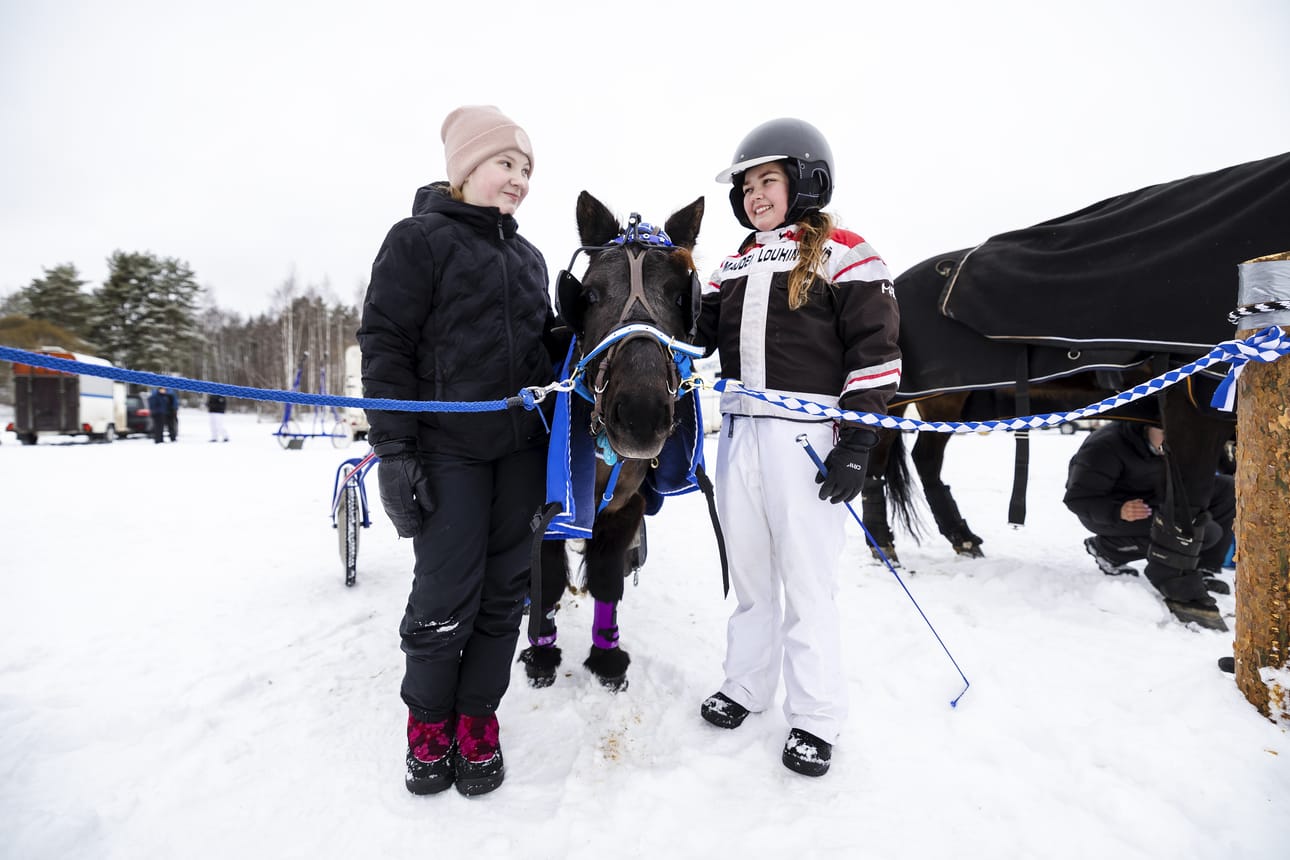 Ensi kertaa jääraveihin ohjastajana osallistunut seinäjokelainen Iida Talasmäki (oik.) laittoi yhdessä ystävänsä Maiju Hautasen kanssa Ponikujan Miloa valmiiksi päivän koitokseen.