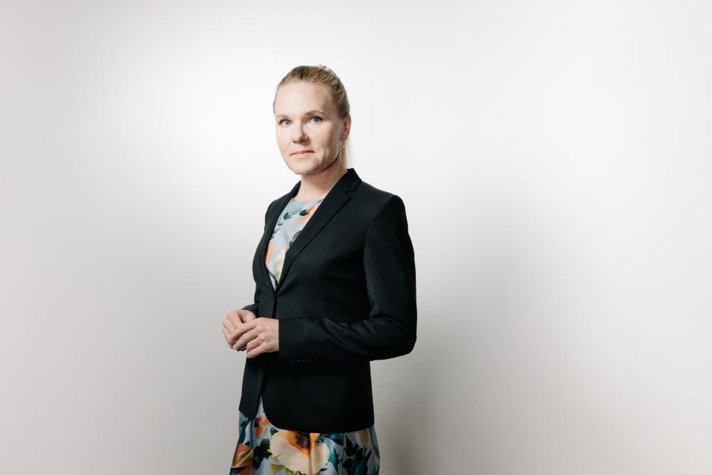 Lapsiasiavaltuutettu Elina Pekkarinen harmittelee aikuisten ristiriitaisia koronaviestejä, jotka hämmentävät lapsia.
