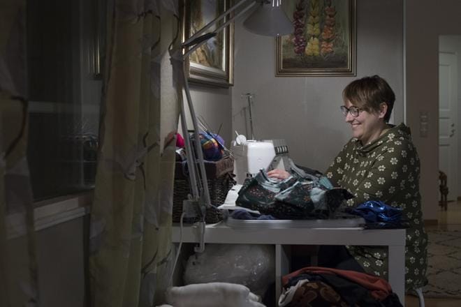 Tiina Lahtisen ompeluinnostus alkoi siitä, kun hän sai syntymäpäivälahjaksi ompelukoneen. KUVAT: MINNA ANTILA