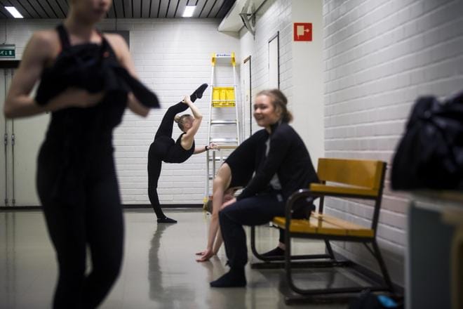 Team Lidian valmentaja Iiris Tolonen ohjaa alkuverryttelyä. KUVAT: JARNO PELLINEN