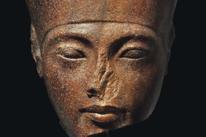 Tutankhamon on yksi kuuluisimmista muinaisen Egyptin faaraoista. Häntä esittävä arvoveistos on alle 30 senttiä korkea. KUVA: CHRISTIE’S AUCTION HOUSE / EPA