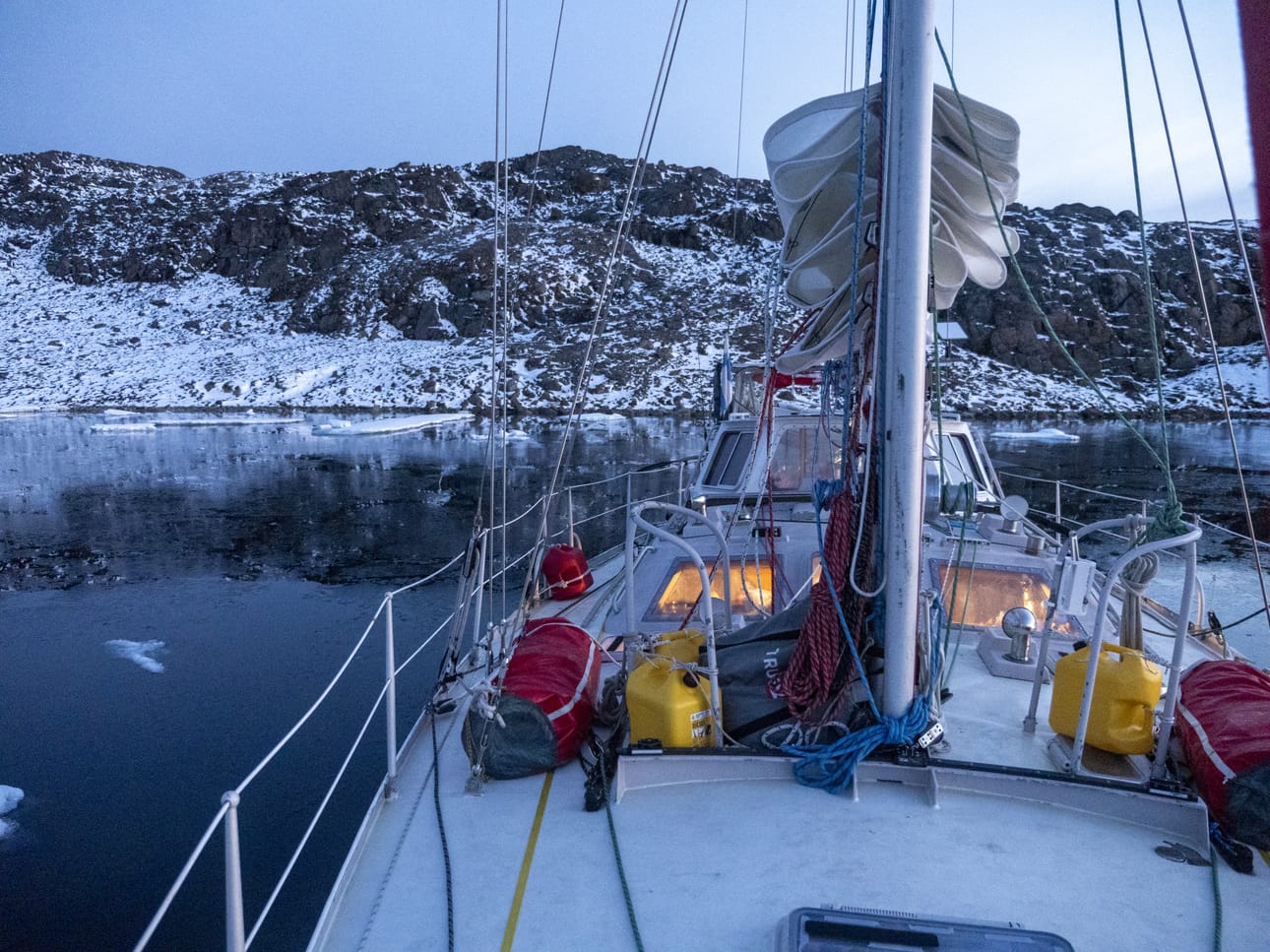 Purjevene on Sohvi Kangasluomalle ja Juho Karhulle nimenomaan koti, ei kesäharrastus. Tämä kuva on Larsen Soundilta Nunavutista, Luoteisväylän varrelta.
