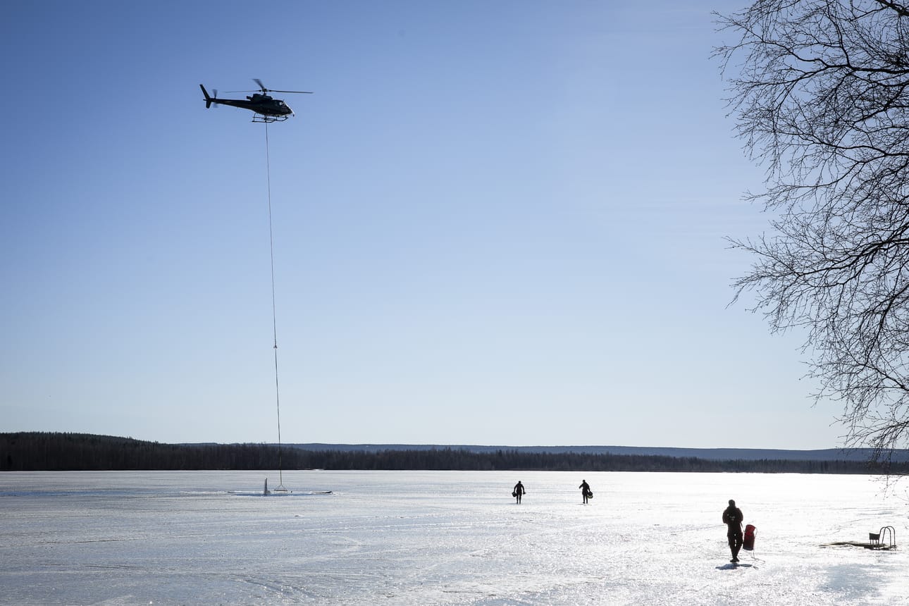 Pelastusviranomaiset ohjasivat pienkoneen nosto-operaatiota Kemijoen jäällä perjantaina.