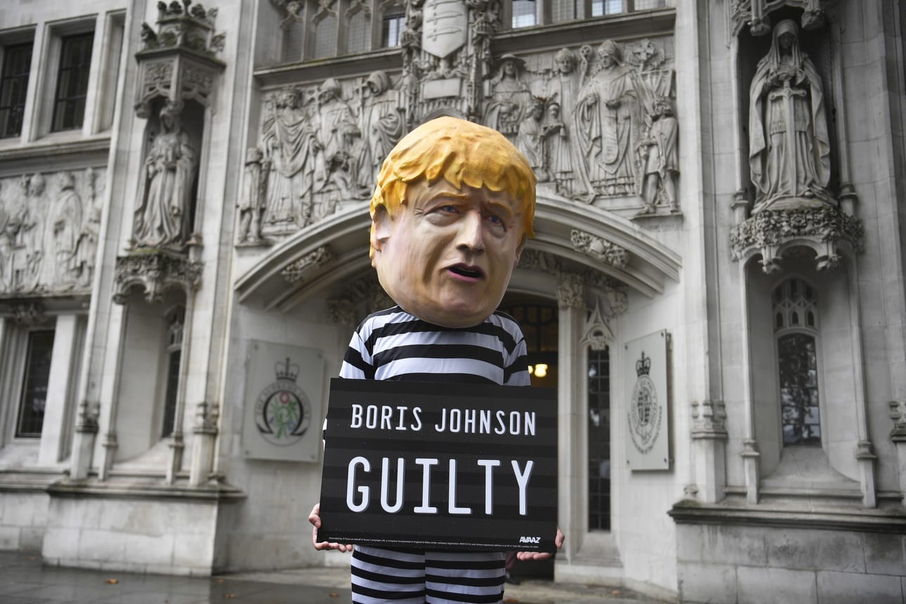 Brexitiä vastustava mielenosoittaja patsasteli Boris-asussa korkeimman oikeuden edessä Lontoossa.