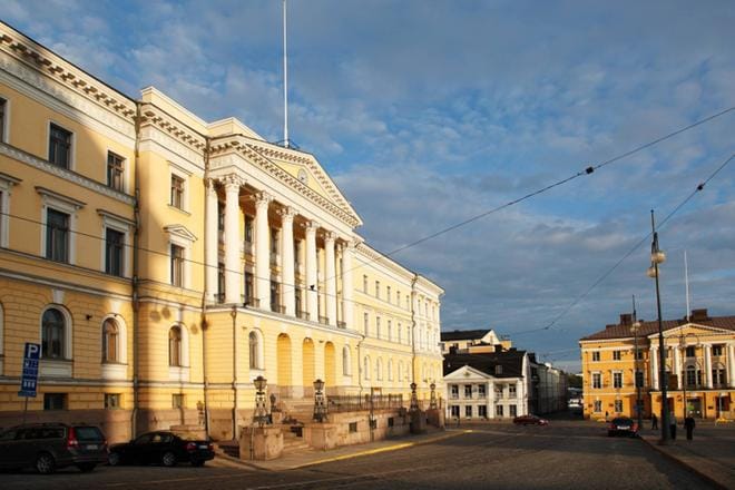 Osa valtioneuvoston alaisista rakennuksista on ollut ilman aulavalvojia vartiointialan lakon vuoksi. Kuva valtioneuvoston linnasta. KUVA: Valtioneuvoston kuvapalvelu