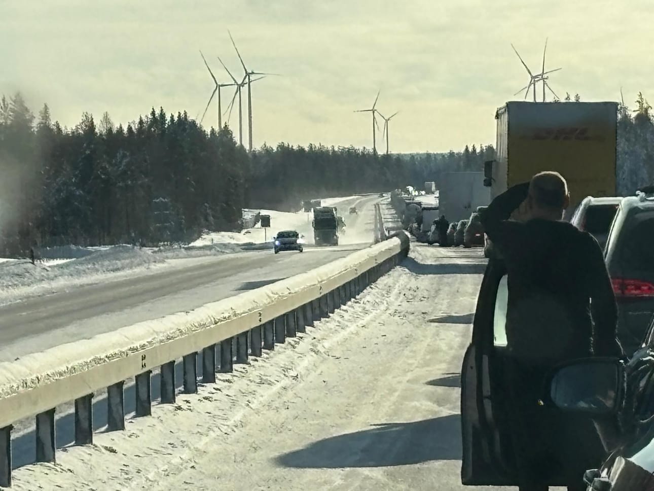 Liikenne jonoutui kolarin jälkeen Kemistä Ouluun päin mentäessä. Kuva on otettu muutama kilometri Simosta Kuivaniemeen päin. Suma alkoi purkautua kello 12.50 aikaan.