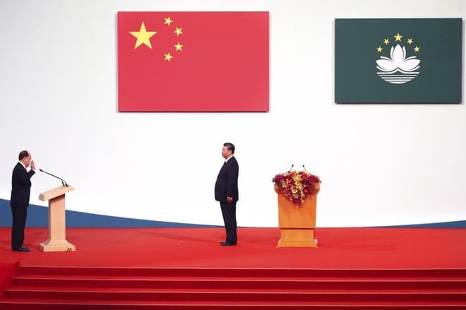 Kiinan presidentti Xi Jinping (oik.) vastaanotti Macaon uuden aluejohtajan Ho Iat-Sengin virkavalan Macaossa. KUVA: CARMO CORREIA