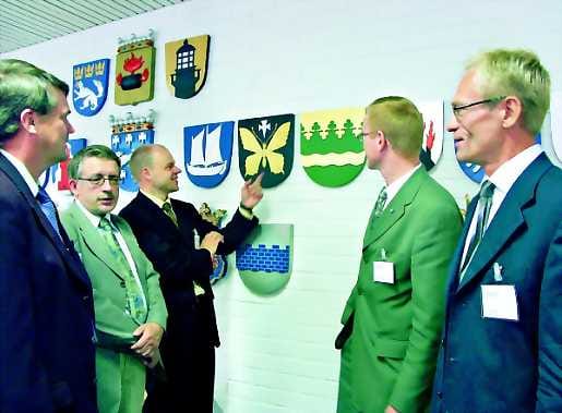 Minne Perho lentää? Kunnanjohtajat Pauli Harju (vas.) Pudasjärveltä, Kyösti Juujärvi Utajärveltä, Tommi Lepojärvi Ruukista, Jouko Luukkonen Haapavedeltä ja Hans Olander Alavieskasta olivat perjantaina koolla Kokkolassa ja saivat tuoreeltaan pohtia, miten käy kuntavaakunoiden.