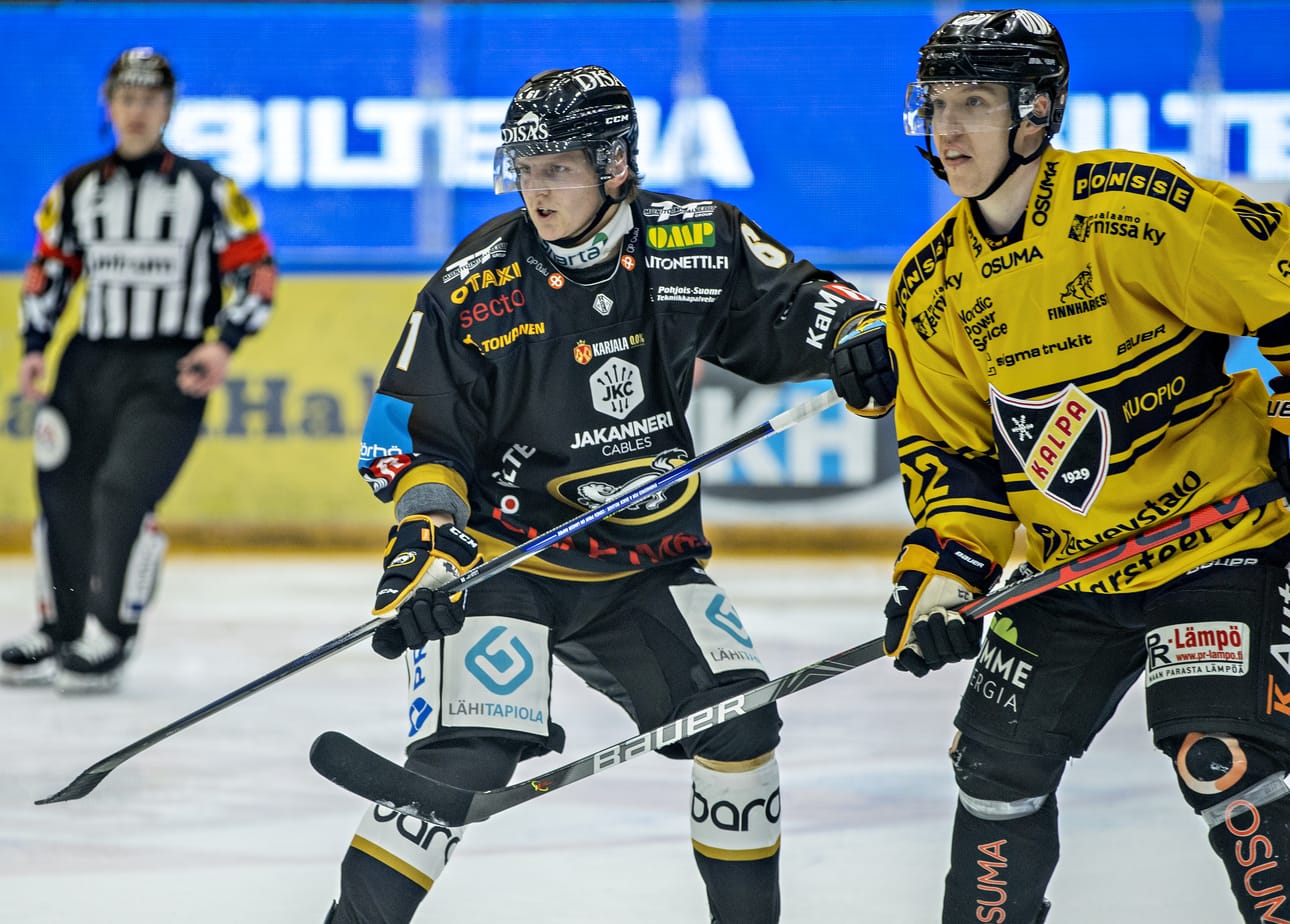 Axel Rindell debytoi Kärppien paidassa perjantaina. Vastassa oli KalPa:n pelaajista muun muassa Aapeli Räsänen.