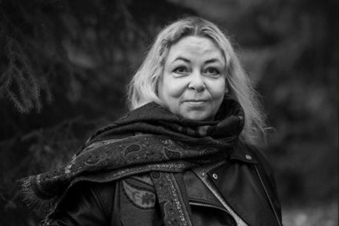 Helsinkiläinen runoilija, kirjailija ja kääntäjä Anni Sumari kävi yläkoulunsa ja lukionsa Jalasjärvellä. Pienenä Sumari luki runokirjoja ja päätti tulla isona runoilijaksi. KUVA: HENRY SÖDERLUND