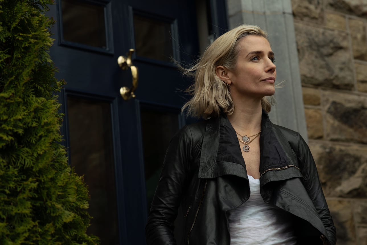 Rikoskomisario Fia Lucey (Lisa Dwan) palaa kotikaupunkiinsa murhatutkimuksiin. Kuva: Madeline Mulqueen