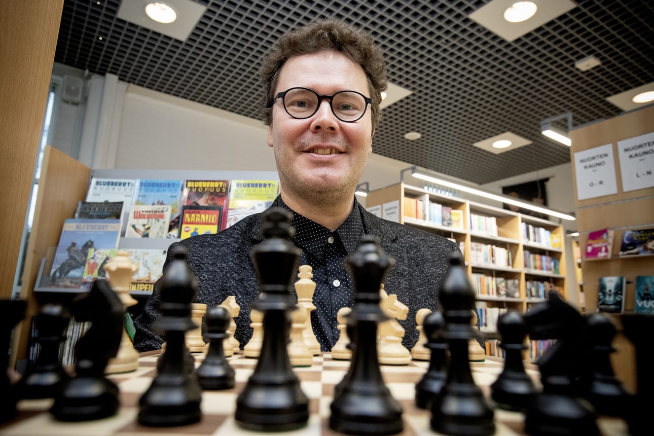 Pekka Tuomikoski pelaa šakkia netissä päivittäin. Toden teolla hän innostui pelistä kymmenvuotiaana, kun päihitti Raahen Tekulla työskennelleen isänsä.