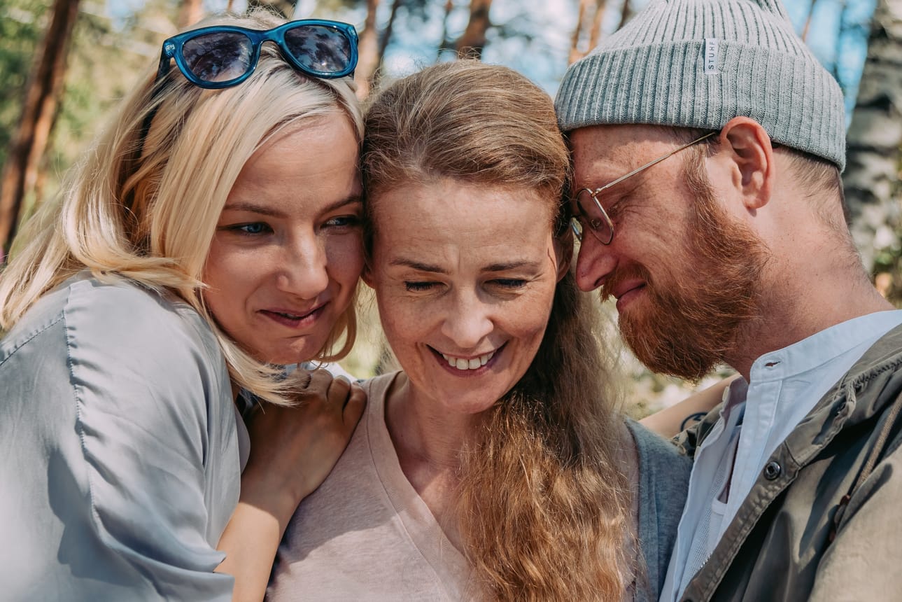 Sisarukset Jenna (Henna Tanskanen, vas.), Jóna (Elin Petersdottir) ja Joni (Lauri Tanskanen) löytävät toisensa aikuisena.