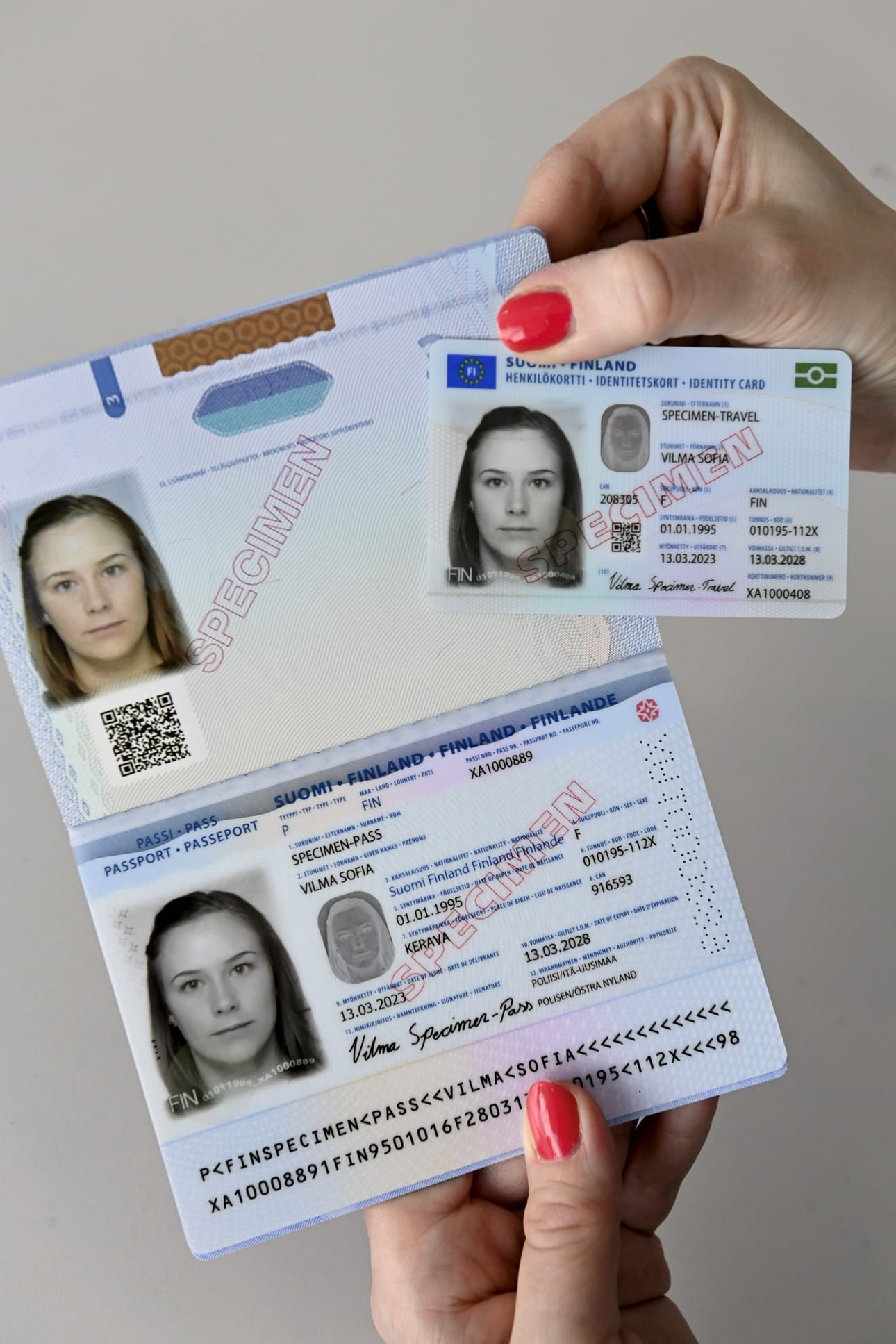 Suomen henkilökortti ja passi uusien passien ja henkilökorttien julkistamistilaisuudessa Poliisihallituksen tiloissa Espoossa 27. helmikuuta 2023.