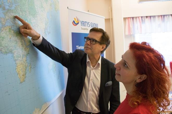 Olli Forstén ja Agnes Szeman tutkailevat kartalta maita, joista työvoimaa voisi löytyä Kauhajoelle ja Suupohjaan. Lakimuutokset ja saatavuusharkinnasta luopuminen ovat helpottamassa myös työn kautta muista maista Suomeen tulleiden siirtymistä alalta toiselle. KUVAT: AUNE WARONEN