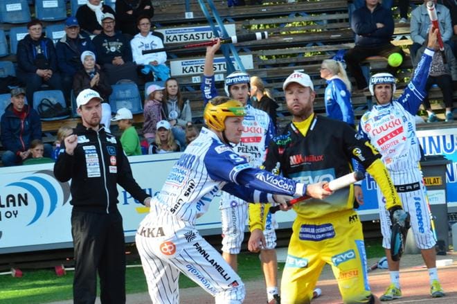Vedon Arttu Ruuska tehoili mailan varressa kaikkiaan 1+3 juoksua Raahen lukkarin Topi Kososen harmiksi. KUVA: MARKKU TURPELA