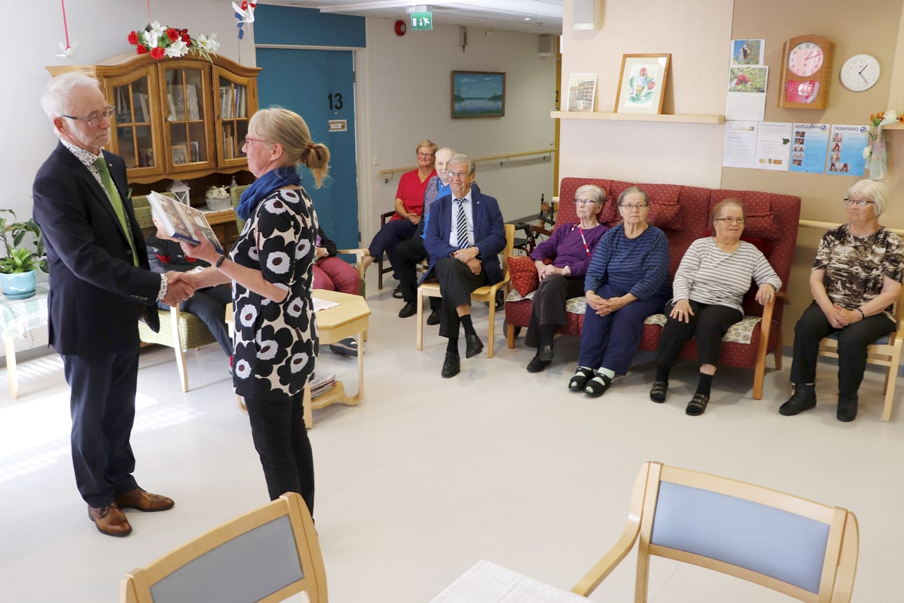 Oman kappaleensa Kun Pudasjärvi Ruotsiin lähti -kirjaa sai Eino Siuruaisen kädestä myös loppuvuodesta eläkkeelle jäävä Kurenkartanon palveluesimies Soili Kortetjärvi.
