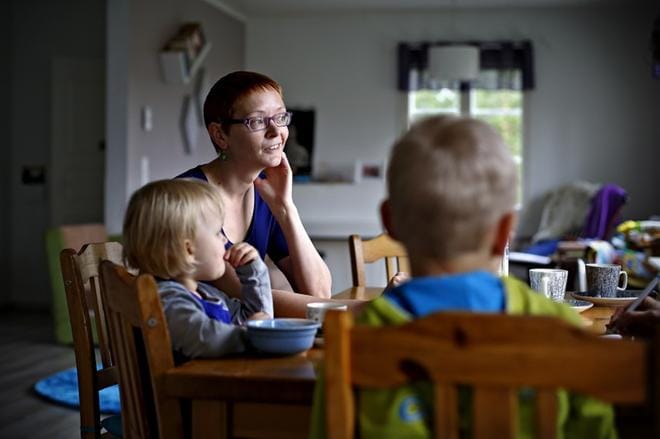 Päivi Sirkka kotiutui rauhanturvaajan tehtävistä seitsemän vuotta sitten. Pöydässä lapset Matilda, 2, ja Johannes, 5. KUVA: TOMI KOSONEN