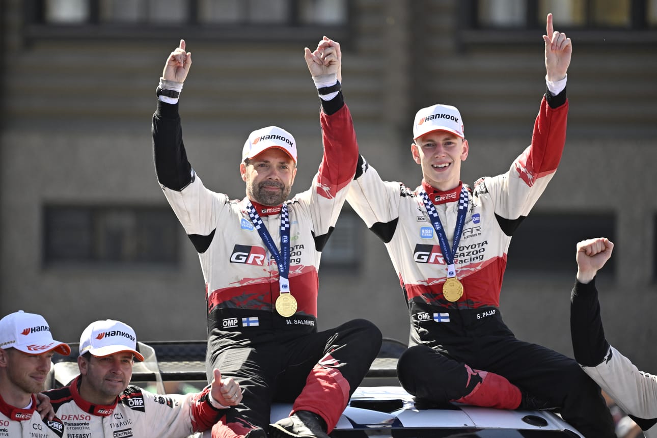 Sami Pajari (oik.) ja Marko Salminen juhlivat Jyväskylän MM-rallin voittoa.
