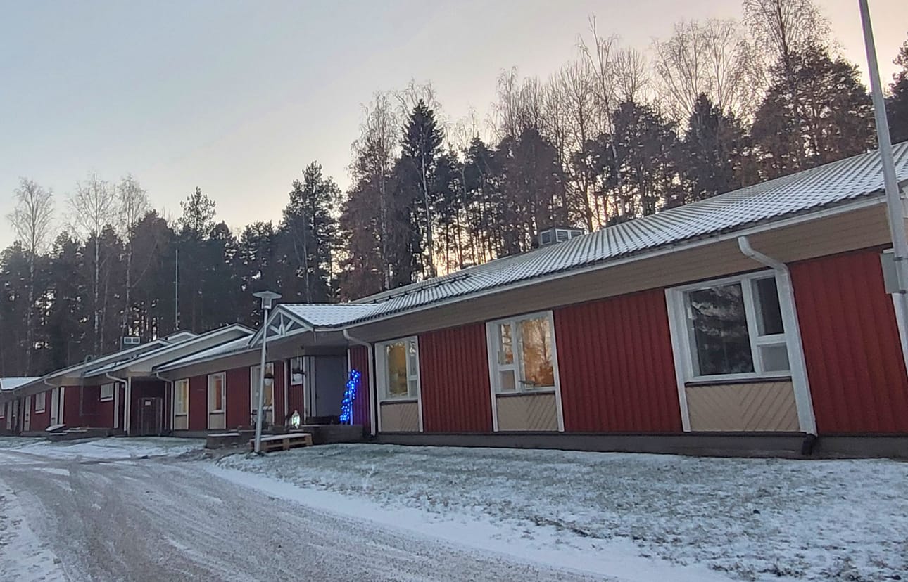 Alahärmän Leporanta on rakennettu kymmeniä vuosia sitten. Nyt selvitetään, onko kiinteistöä mahdollisuus muuttaa järkevin kustannuksin asumiseksi, jossa asukkailla on omat keittiöt, vessat ja kylpyhuoneet.