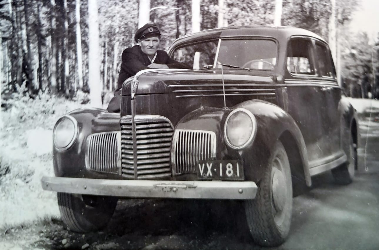 Autot ja koneet olivat lähellä Jussi Keisalan sydäntä. Hän ajoikin sotainvalidina pitkään taksia Soinissa vuoden 1939 Studebaker Championillaan.