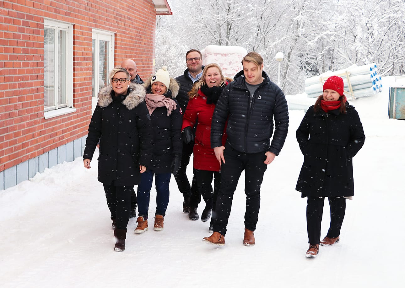 Toimijat kävivät katsastamassa tulevaa toimipistettä. Kuvassa yksikön johtaja Krista Latvalehto, ohjaaja Mika Seppänen, Hyvinvointipalvelu Arjessa avopalveluiden aluejohtaja Liisa-Mari Vesa, Jokilaaksojen Perhekodit Oy:n aluejohtaja Jussi Tölli, Arjessa-perhekukntoutusyksikön vastaava sosiaalityöntekijä Minna Harju-Veijola, Jokilaaksojen Perhekodit Oy:n toiminnanjohtaja Harri Hyvärinen ja Hyvinvointipalvelut Arjessa -konsenin viestintäjohtaja Johanna Norrena.