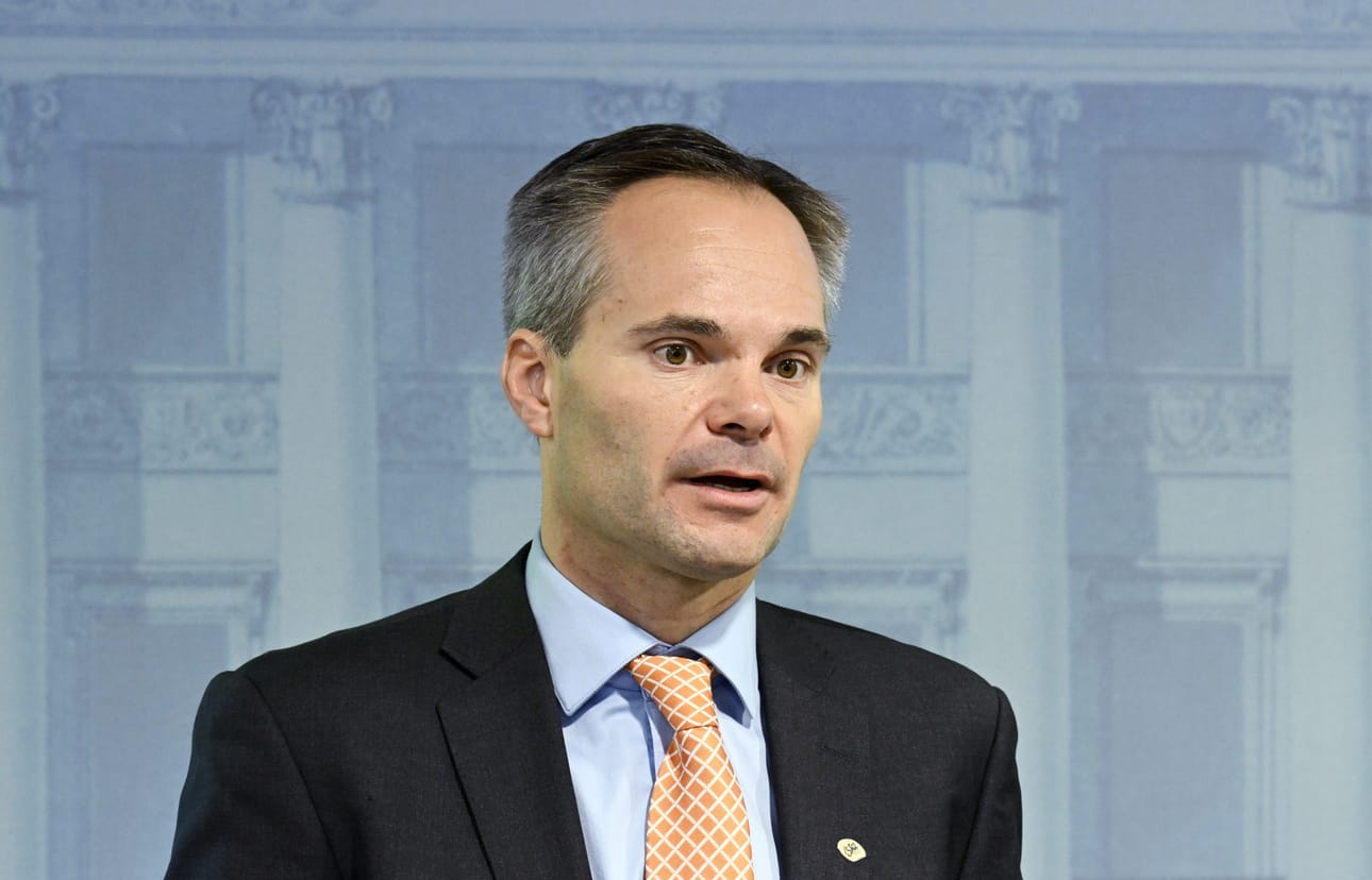 Ympäristö- ja ilmastoministeri Kai Mykkänen (kok.) kertoi tiedotustilaisuudessa hallituksen kärkihankkeista ilmasto- ja energiapolitiikassa. LEHTIKUVA / MARKKU ULANDER