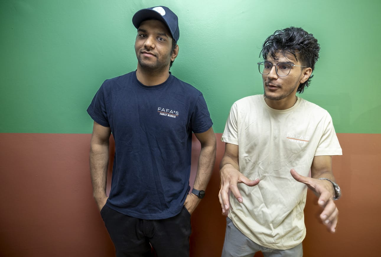Romil Patelin (vas.) ja Lok Gautamin lisäksi ravintola työllistää kolme muuta työntekijää. Franchise-tyylisesti muun muassa ravintolan ulkoasu, reseptiikka ja työntekijöiden koulutus tulee emoyritykseltä.