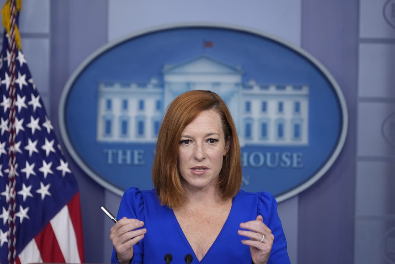 Esimerkiksi Valkoisen talon tiedottaja Jen Psaki (kuvassa), korkeimman oikeuden tuomari Brett Kavanaugh ja yhdysvaltalaiskoomikko Chris Rock ovat kertoneet saaneensa positiivisen testituloksen rokotteiden jälkeen.