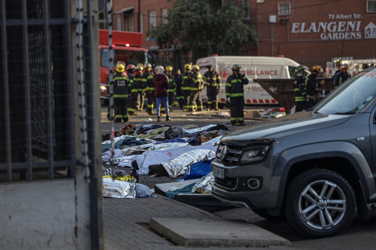 Peitettyjä ruumiita palopaikan luona Johannesburgissa torstaina. LEHTIKUVA/AFP