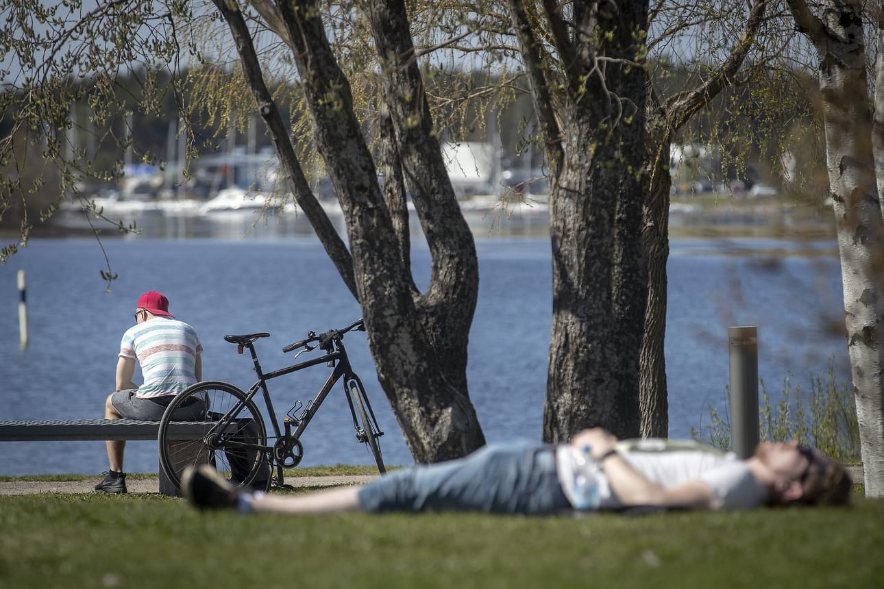 Oulun mittausasemalla lämpötila nousi lähelle hellelukemia. Kaupunkilaiset nauttivat lämpimästä vapaapäivästä puistoissa ja rannoilla.