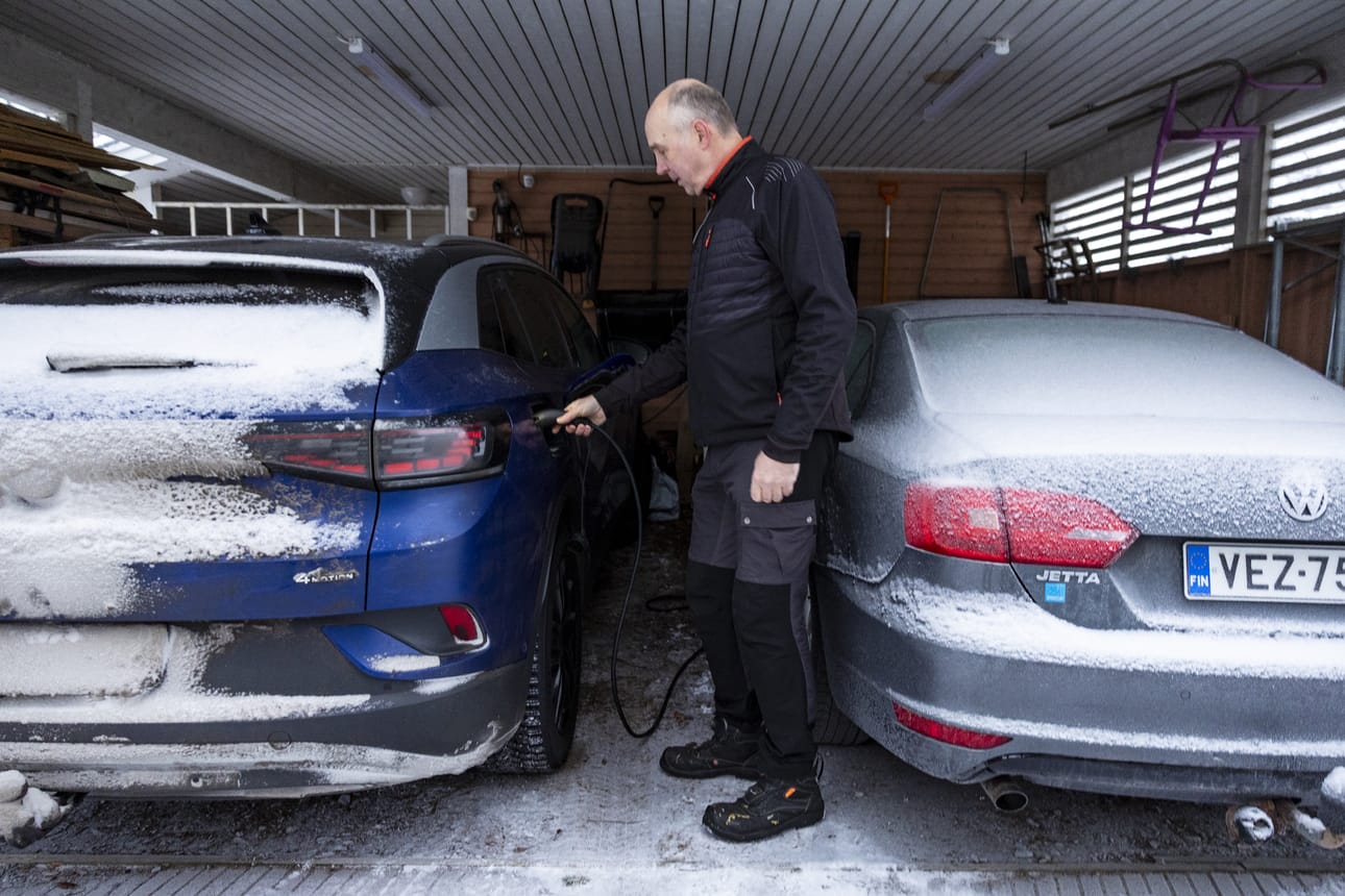 Kun Jarmo Kiuru lataa sähköautoaan, syntyy arviolta 11 kilowatin kulutuspiikki.