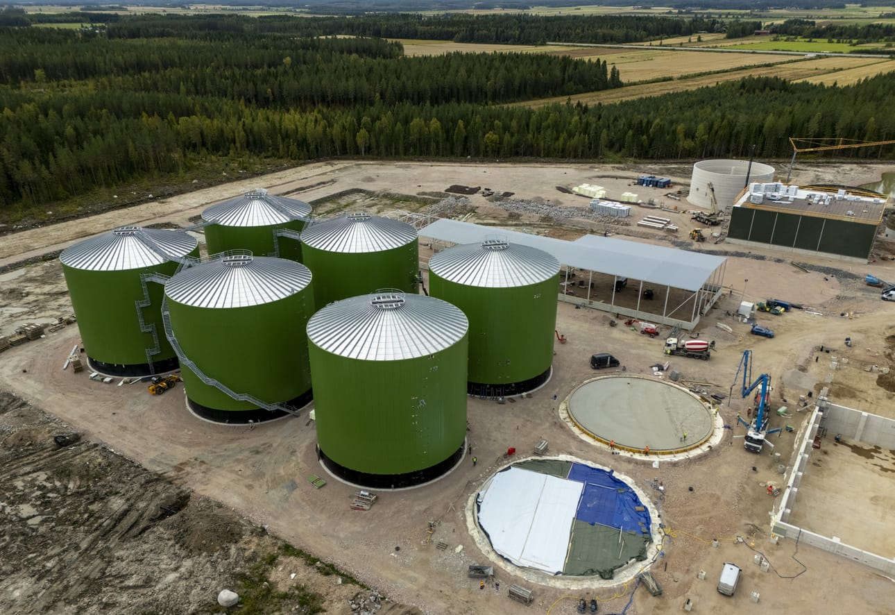 Eteläiselle Pohjois-Pohjanmaalle Nivalaan nousee Suomen suurin biokaasulaitos. Se käyttää yli sadalta lähiseudun maatilalta saatavaa lantaa sekä kasvijätteitä.