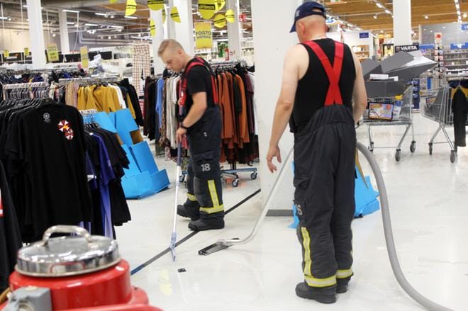 Palomiehet imuroivat tehokkaasti vettä Keskisen Tavarapuodin lattioilta. KUVAT: MINNA HIIRONEN