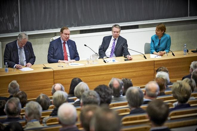 Konkaripoliitikot Seppo Kääriäinen, Paavo Lipponen, Ilkka Kanerva ja tutkija Mari K. Niemi ruotivat parlamentarismia Eduskuntatutkimuksen keskuksen 15-vuotisseminaarissa Turussa lauantaina. KUVA: Ari_Matti Ruuska