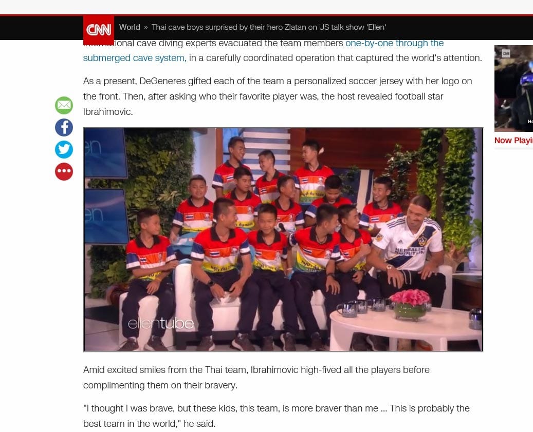 Zlatan Ibrahimovic (valkea paita) pääsi samaan kuvaan thaimaalaisten poikien jalkapallojoukkueen kanssa. Oikealla shown emäntä Ellen DeGeneres. Kuvakaappaus CNN:n verkkosivulta.